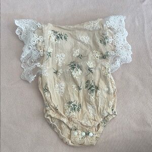Floral Lace Sleeve Baby Romper - Tan